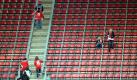 Die Eintrittskarten des am Samstag abgesagten Spiels der Fußball-Bundesliga zwischen dem 1. FC Köln und dem FSV Mainz 05 behalten nach FC-Angaben grundsätzlich ihre Gültigkeit. Sollten die Tickets bei dem noch nicht festgelegten Nachholtermin nicht genutzt werden können, wird der Kartenwert gegen Vorlage der Original-Eintrittskarte erstattet. Der 1. FC Köln wies darauf hin, dass die Eintrittskarten bei einer Rückgabe über den Vorverkaufskanal zurückgegeben werden müssen, über den sie erworben wurden. Foto: dpa