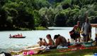 Idyllisch gelegen und von Wald umgeben ist der Twistesee bei Bad Arolsen. Dank der hochsommerlichen Temperaturen der letzten Tage sind die Wassertemperaturen vielerorts auf über 20 Grad gestiegen. Foto: dpa