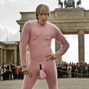 Sacha Baron Cohen alias Brüno vor dem Brandenburger Tor.