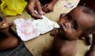 Die kleine Almira schaut in die Kamera, während sie von ihrer Mutter in einem Slum in Manila gefüttert wird. Nach einer Umfrage des philippinischen Meinungsforschungsinstitut Social Weather Stations hatten 4,2 Prozent der Bevölkerung auf den Philippinen im Juni oft oder immer nichts zu essen. Im März waren es nur 2,8 Prozent gewesen. Foto: dpa