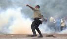 A student launches stones over police officers during clashes inside the National Authonomic University in Tegucigalpa, Honduras, on 03 August 2010. According to official sources, four people were injured. EPA/Gustavo Amador +++(c) dpa - Bildfunk+++

 Foto: dpa