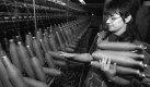 Eines der vielen Beispiele für eine geglückte Privatisierung ist die heutige Forster Webwaren GmbH. In den Betrieben in der einstigen Textilstadt Forst bei Cottbus an der deutsch-polnischen Grenze waren zu DDR-Zeiten bis zu 2.800 Mitarbeiter beschäftigt. 1993 erwarb die Türkin Ayfer Yeltekin-Wippermann das Unternehmen 1993 von der Treuhand. Ihr Konzept, Decken mit attraktivem Design und aus hochwertigsten Materialien zu produzieren, hatte Erfolg. Foto: dpa