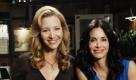 Die früheren Friends-Darstellerinnen Courteney Cox Arquette (rechts) und Lisa Kudrow sind wieder vereint. Für die amerikanische Serie Cougar Town stehen die beiden wieder zusammen vor der Kamera. Foto: ap