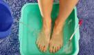 Eine Frau bereitet sich am Sonntag (25.12.05) in Frankfurt/ Main ein Fussbad. Draussen herrscht schmuddeliges Winterwetter. Kaelte kriecht den Koerper hoch. Wer jetzt nach Hause kommt, kann sich mit einem Fussbad verwoehnen. 'Richtig angewandt, ersetzt ein ansteigendes Fussbad ein komplettes Vollbad', berichtet Apothekerin Katharina Zeh aus Berlin. Zudem ist es schneller und preiswerter als das Bad in der grossen Wanne. Beim so genannten ansteigenden Fussbad baden die Fuesse in bis zu 43 Grad Celsius heissem Wasser. Der Trick, um die hohen Temperaturen zu erreichen: 'Zu Beginn ist das Gefaess - ein Bottich oder Eimer - nur knoechelhoch mit lauwarmem Wasser gefuellt. Hier hinein kommen die moeglichst bereits leicht vorgewaermten Fuesse', erklaert Zeh. Tassenweise wird anschliessend heisses Wasser zugefuegt.

Foto: Katja Lenz/ ddp Foto: ddp