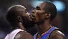Und ich bin doch größer! Die Basketball-Profis Reggie Evans (L) von den Los Angeles Clippers und Serge Ibaka (Oklahoma City Thunder) scheinen nicht die besten Freunde zu sein. Foto: Paul Buck Foto: dpa