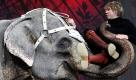 Während der Probe für die Show The Mystery Of Giant Elephants hebt ein Elefant Trainer Andrey Dementjev-Kornilov in die Höhe. Die Show ist Teil der Eröffnungsfeier des World Circus Festivals in Moskau, bei dem 140 Artisten aus aller Welt auftreten werden. Foto: dpa