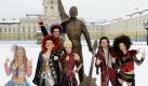 Das Ensemble des Musicals We Will Rock You posiert vor dem Schloss Charlottenburg in Berlin vor einer Figur von Freddie Mercury. Mitte Oktober diesen Jahres feiert das Musical mit den Songs der britischen Rockband Queen Hauptstadtpremiere.  Foto: dpa