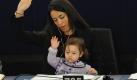 Demokratie-Azubi: Die italienische Abgeordnete Licia Ronzulli lässt ihre Tochter im EU-Parlament mit abstimmen. Foto: Patrick Seeger Foto: dpa