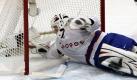 Norwegens Torwart Pal Grotnes (links) hat gegen Kanada nicht viel zu lachen. Im Auftaktspiel gegen den Turnierfavoriten muss er acht Mal hinter sich greifen. Foto: dpa