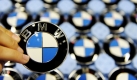 Eine Frau hält in Dingolfing im Werk des Automobilherstellers BMW eine BMW-Plakette. Der bayerische Autobauer veröffentlicht seine Zahlen für das dritte Quartal des laufenden Geschäftsjahres. Absatz und Umsatz gingen zurück.
 Foto: ddp