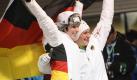Sie haben geschafft, was keinem vor ihnen gelang: Kerstin Szymkowiak (r) und Anja Huber (l) haben die ersten Olympia-Medaillen im Skeleton für Deutschland geholt. Sie jubeln über Silber und Bronze. Foto: dpa