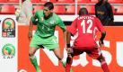 Der Algerier Karim Matmour (links) versucht an Elvis Kafoteka aus Malawi vorbeizukommen. Aber wer kommt schon an einer «Flamme» vorbei? Denn das ist der Name der malawischen Nationalmannschaft. Foto: dpa