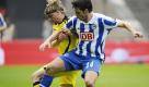 Gojko Kacar (r.) und Marcel Schmelzer kämpfen um den Ball. Für die Hertha reicht es wieder nicht zum Sieg. Durch das 0:0 bleiben die Berliner Tabellenletzter. Foto: ddp