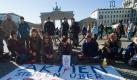 Demonstranten sitzen vor dem Brandenburger Tor in Berlin. Vor zwei Wochen hat die kapitalismuskritische Occupy-Bewegung Deutschland erreicht. Auch für dieses Wochenende sind wieder Demonstrationen angekündigt. Foto: Hannibal Foto: dpa