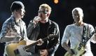 U2 gedenken der Opfer der Loveparade
Vorspann: 	
Text: 	

Frankfurt/Main (dpa) - Die irische Kultband U2 hat bei ihrem ersten Deutschlandkonzert 2010 in Frankfurt den 21 Toten der Loveparade ihr Stück «Moment of Surrender» gewidmet. Leadsänger Bono sagte am Ende des gut zweistündigen Konzerts am Dienstagabend vor rund 55 000 Fans, er hoffe, dass die Katastrophe von Duisburg nicht dazu führe, «dass die Freude an der Musik und der Kultur hier untergeht».

Bald nach Beginn des Spektakels auf der riesigen Rundumbühne im nicht ganz ausverkauften WM-Stadion hatte sich Bono bei den deutschen Ärzten bedankt, die ihn vor rund drei Monaten in München nach einem Bandscheibenvorfall not-operiert hatten. Bei der Neuauflage der 2009 gestarteten «360 Grad Tourne», die bereits als eine der erfolgreichsten überhaupt gilt, begeisterten die vier Musiker mit vielen Hits ihr Publikum. In Deutschland ist die Pop-Rock-Show der Superlative noch in Hannover (12.8) und München (15.9.) zu erleben.
Ressort: 	Medien Foto: dpa