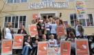 Freiberufliche Hebammen protestieren vor ihrem Geburtshaus in Bremen. Die Hebammen legen ihre Arbeit für zwei Tage nieder, um für einen höheren Verdienst zu demonstrieren. Foto: dpa