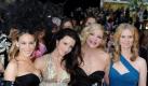 Am Set von Sex and the city soll es tüchtig zwischen Sarah Jessica Parkerund Kim Catrall gekracht haben. Angeblich sei die Samatha-Darstellerin neidisch auf die höher Gage von Sarah Jessica Parker. Beide Sex in the city-Filme wären beide fast nicht möglich gewesen, weil die beiden auf keinen Fall noch einmal gemeinsam vor der Kamera stehen wollten. Dazu geäußert haben sich die beiden Schauspielerinnen nie. Foto: dpa