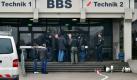 Polizeibeamte stehen nach der Gewalttat vor der Berufsschule BBS Naturwissenschaften/Technik in Ludwigshafen. Foto: ddp