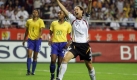 Birgit Prinz (FFC Frankfurt / r.) hat die begehrte Weltfuballer-Trophe bereits dreimal gewonnen (2003-2005). Foto: dpa