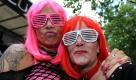 Teilnehmerinnen des Christopher-Street-Day 2011 (CSD) posieren in Berlin: Schwule, Lesben und Transsexuelle haben sich einen Tag vor Beginn der Frauenfussball-Weltmeisterschaft in Deutschland zur traditionellen Parade versammelt. Nach Angaben der Veranstalter soll mit dem diesjährigen CSD auch ein Zeichen gegen Homosexuellenfeindlichkeit im Sport gesetzt werden. Foto: dapd