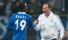 Schalke-Coach Huub Stevens (r) setzt weiter auf Chinedu Obasi. Foto: Bernd Thissen Foto: dpa