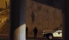 In einem Außenbezirk von Tijuana in Mexiko sichern Polizisten einen Tatort - ein mutmaßliches Opfer des seit Monaten andauernden Drogenkriegs hängt von einer Brücke. Foto: ap