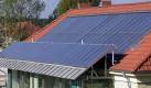 Das neue Merkblatt zeigt auf, wie Besitzer von Photovoltaik-Anlagen im Schadensfall richtig reagieren. (Bild: dpa) Foto: dpa