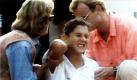 Die verletzte Monica Seles wird am 30.04.1993 kurz nach dem Messer-Attentat auf dem Centre Court am Hamburger Rothenbaum ärtzlich versorgt. Ein fanatischer Steffi-Graf-Fan hatte vor zehn Jahren beim Turnier die 19-Jährige bei einem Seitenwechsel mit einem Tranchiermesser niedergestochen. fs12 fs16Der Schock, den sie damals erlitt, sitzt noch immer tief. (Red. Hinweis: NUR MIT URHEBER-HINWEIS TV-ARD-NDR VERWENDEN) Foto: TV/ARD/NDR dpa (zu dpa-Korr Zehn Jahre nach dem Anschlag - Messerattentat lässt Seles nicht ruhen vom 29.04.2003)


1990: Monica Seles - Steffi Graf  Foto: dpa