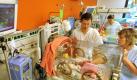 Blick in die Neonatologische Station (Frühgeborenenstation) der Universität in Leipzig.  Auf der Station liegen auch die eineiigen Vierlinge. Foto: Waltraud Grubitzsch  Foto: dpa