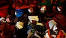 Patienten eines nepalesischen Krankenhauses in Katmandu schlafen mit zum Teil bandagierten Augen in einem Zimmer. Das Gemeinschaftskrankenhaus behandelt vor allem Patienten mit Augenerkrankungen. Mediziner kritisierten die Methoden des Krankenhauses: Patienten würden wie am Fließband und ohne Nachsorge behandelt. Foto: ap