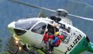 Ein Gleitschirmflieger kracht in das Tragseil der Bergbahn und legt sie lahm. 20 Menschen sitzen mehr als 18 Stunden in einer Gondel über einem Steilhang fest. Nach einer langen Nacht werden sie mit Hubschraubern befreit. Foto: dpa