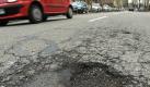 Der Winter hat in vielen Straßen deutliche Spuren hinterlassen. Die Kommunen sollen nun mehr in die Instandhaltung investieren. Foto: dpa