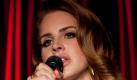 Lana Del Rey bei ihrem Kurzauftritt im Roten Salon der Volksbühne in Berlin. Foto: Jörg Carstensen  Foto: dpa
