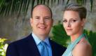 Die Südafrikanerin Charlene Wittstock und ihr Verlobter Fürst Albert II. von Monaco auf ihrer Verlobungsfeier. Die 33-jährige Wittstock ist vom Protestantismus zum Katholizismus konvertiert, um mit ihrem Albert wie geplant im Juli vor den Traualtar treten zu können. Im Staat Monaco ist der Katholizismus Staatsreligion.  Foto: dpa