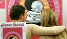Ein Mann und eine Frau präsentieren am Mittwoch (31.01.2007) auf der Neuheitenschau der Spielwarenmesse in Nürnberg (Mittelfranken) das nach den 'Liebe ist...'-Zeichnungen gestaltete Puzzle. Vom ersten Februar an präsentieren sich auf der Nürnberger Spielwarenmesse über 2700 Aussteller aus rund 60 Ländern. Foto: Daniel Karmann dpa/lby +++(c) dpa - Bildfunk+++ Foto: dpa