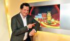 Der Moderator Eckart von Hirschhausen wirbt für die ARD-Show Frag doch mal die Maus in Köln. In der am 25. September ausgestrahlten Familienshow präsentiert der Moderator wieder spektakuläre Experimente und charmante Kinderfragen. Die Zuschauer dürfen sich aber auch wieder auf drei prominente Rateteams freuen.  Foto: dpa