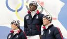 Der Modemacher Ralph Lauren zeigt das Outfit der US-amerikanischen Olympiamannschaft für die Eröffnungszeremonie in Vancouver. Foto: ap