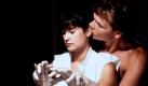 Ein weiterer Evergreen mit Patrick Swayze in der Hauptrolle ist Ghost - Nachricht von Sam (1990). Darin spielt er den von Straßenräubern ermordeten Sam, der mit Hilfe des Mediums Oda Mae (Whoopi Goldberg) die Tat aufklärt und von seiner Liebe Molly (Demi Moore) als Geist Abschied nimmt. Für das Drehbuch gab es ebenso wie für Whoopi Goldberg einen Oscar. Foto: ddp images