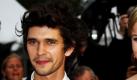 Quartiermeister Q aus den Bond-Filmen wird radikal verjüngt. Der 31-jährige Ben Whishaw («Das Parfum», links) wird den Erfinder wundersamer Waffen und technischer Spielereien im nächsten Film «Skyfall» verkörpern, wie die britische Tageszeitung The Sun berichtete. Damit sei Q erstmals jünger als James Bond, sagte eine Quelle dem Blatt. Foto: dpa