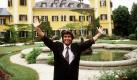 Schlagerstar Roy Black steht mit erhobenen Armen vor dem Schloss in Velden am Wörthersee, Schauplatz der RTL-Serie 'Ein Schloss am Wörthersee' (Archivfoto vom 21.05.1990). An diesem Samstag (10.01.2009) und am 17. Januar strahlt RTL in zwei Teilen eine Show mit vielen Rückblicken auf die vergangenen 25 Jahre mit Gästen dazu aus. Auch Szenen aus der ersten eigenproduzierten RTL-Serie, «Ein Schloss am Wörthersee», werden eingespielt. Foto: Istvan Bajzat (zu dpa-Meldung '25 Jahre RTL: Der Sender erinnert an sich selbst' vom 07.01.2009)
 Foto: dpa