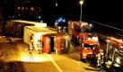 Einsatzkräfte der Feuerwehr begutachten auf der Autobahn 24 bei Mölln einen verunglückten Sattelzug. Der Fahrer des Lkw wurde bei dem Unfall schwer verletzt. Warum der 51-Jährige die Kontrolle über den Lkw verlor, ist zunächst unklar. Foto: ddp