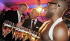 Berlins Regierender Bürgermeister Klaus Wowereit und Hoteldirektor Robert Goree eröffneten im März 2009 ein Axel Hotel in Berlin. Das Hotel gehört zur weltweit ersten Gay-Hotelkette, die in Berlin nach Barcelona und Buenos Aires ihren dritten Standort wählte.
 Foto: dpa