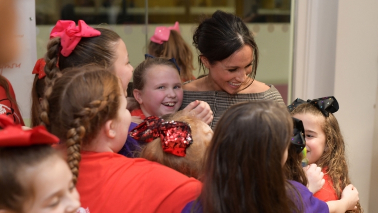 Stürmische Begrüßung: Meghan Markle wird von Kindern umarmt bei ihrem gemeinsamen Besuch mit Prinz Harry in Wales.