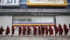Frühstücksschlange: Buddhistische Mönche treten in Myanmars Hauptstadt an, um ihre Morgen-Almosen zu bekommen. Foto: Thet Htoo Foto: dpa