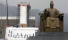 Die 100 Meter lange und 34 Meter breite Rampe für den FIS World Cup steht. Im Angesicht der Statue des Königs Sejong werden Snowboard-Wettkämpfe in Seoul ausgetragen. Foto: ap