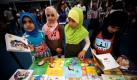 Libanesische Mädchen schauen sich auf einer Messe Kinderbücher an. Die Libanesen machen sich Sorgen um ihre traditionelle Sprache. Der Grund: Auf der Straße wird immer mehr französisch und englisch gesprochen, so dass die jüngere Generation vielleicht dem Arabischen nicht mehr mächtig sein könnte. Zivile Gruppierungen wollen Pläne erarbeiten, um dagegen aktiv anzugehen. Foto: ap