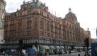 Das größte europäische Kaufhaus ist das Harrods in London. Wer dort rein will, sollte angemessen gekleidet sein. Dafür wird man gleich im Erdgeschoss von einer umwerfenden Feinkostabteilung in Jugendstilatmosphäre verzaubert. Weltberühmt ist die Beleuchtung aus rund 100.000 Glühbirnen. Mohamed Al Fayed verkaufte das Luxuskaufhaus im Mai an die Qatar Holding aus dem Emirat Katar - angeblich für umgerechnet 1,8 MilliardenEuro. Foto: wikipedia.org/ Michael Greifeneder