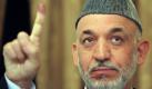 FILE - Afghan incumbent President Hamid Karzai holds up his finger, inked purple after casting his election ballot, as he meets with the press in Kabul on Thursday Aug. 20, 2009. Afghans voted under the shadow of Taliban threats of violence Thursday to choose their next president for a nation plagued by armed insurgency, drugs, corruption and a feeble government nearly eight years after the U.S.-led invasion. (AP Photo/Rafiq Maqbool) Foto: ap