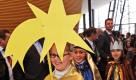 Sternsinger aus dem Dresdner St. Benno-Gymnasium nutzen den Neujahrsempfang des Sächsischen Landtagspräsidenten in der Lobby des Plenarsaals in Dresden zum Sammeln von Spenden. Die hoffentlich großzügigen Teilnehmer des Empfangs sind neben den Abgeordneten auch Vertreter von Wirtschaft, Wissenschaft, Kultur und Kirchen. Foto: dpa