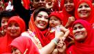 Die Kandidatin der Oppositionspartei Pheu Thai, Yingluck Shinawatra (Mitte), ist auf einer Wahlkampfveranstaltung in der aufständischen Yala-Provinz, Thailand, von Unterstützern umzingelt. Die Politikerin will die erste weibliche Premierministerin werden und wirbt für sich in den drei muslimisch bestimmten Landesteilen. Dort wurden seit 2004 mehr als 4500 Muslime und Buddhisten getötet. Für die Wahl am 3. Juli wird ein Kopf-an-Kopf-Rennen zwischen den regierenden Demokraten und der Pheu-Thai-Partei erwartet. Foto: dpa